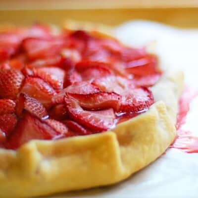 A close up of starwberry crostata