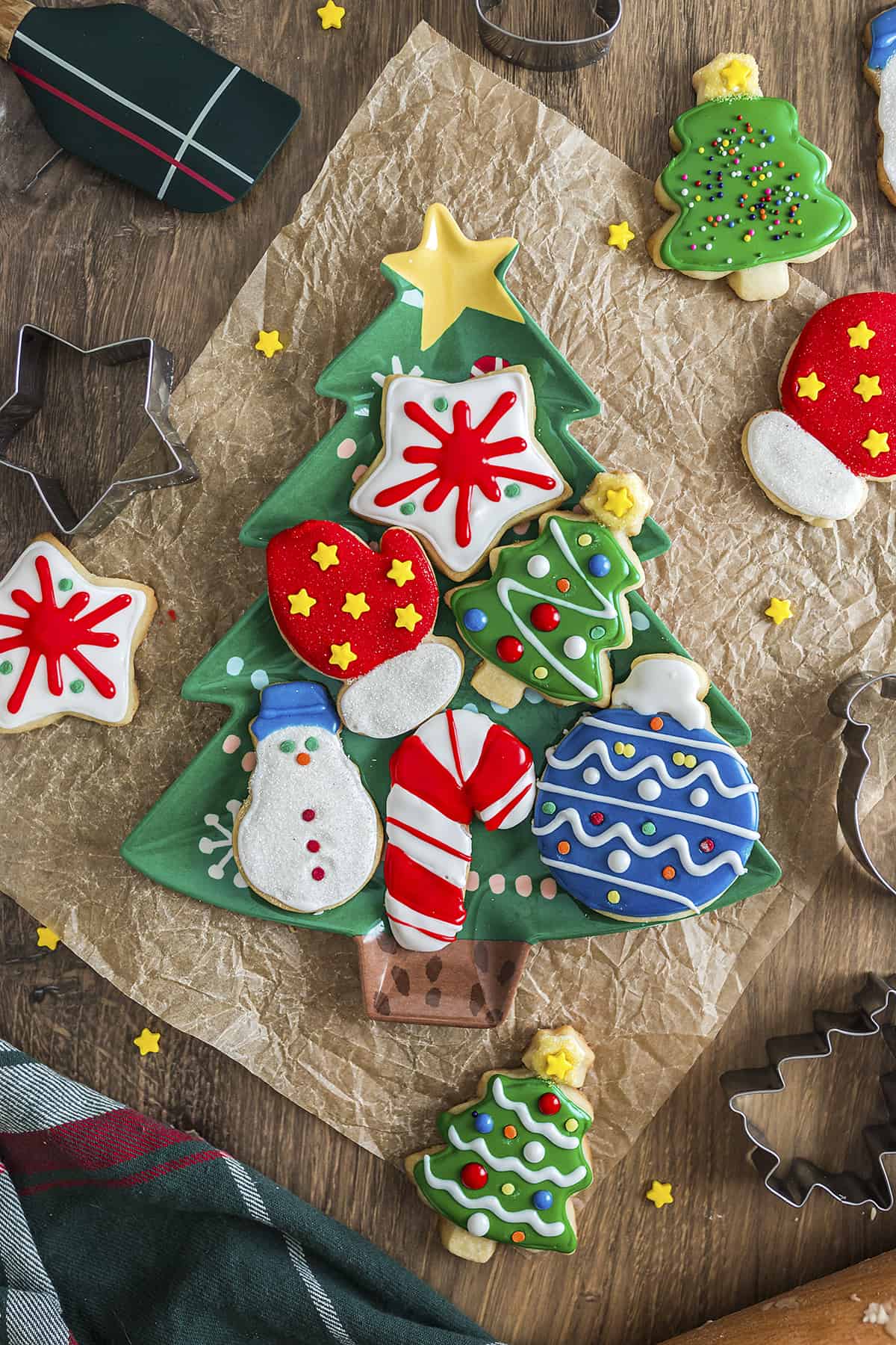 Christmas cookies on Christmas platter.