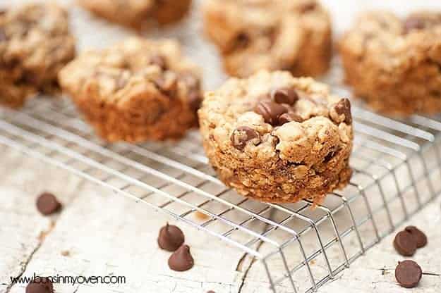 A cooling rack full of oatmeal cookie cups.