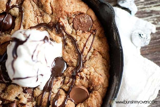 An overhead view of a cookie in a cast-iron skillet.