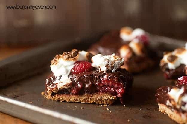 Raspberry S'mores Bars - these are super easy and perfect for summer!