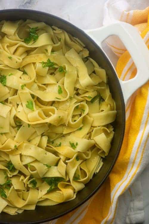 Tagliatelle all'uovo in una pentola bianca.