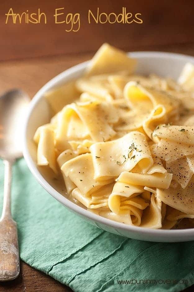 Amish Egg Noodles-contorno preferito della nostra famiglia ed è così facile!'s favorite side dish and it's SO EASY!