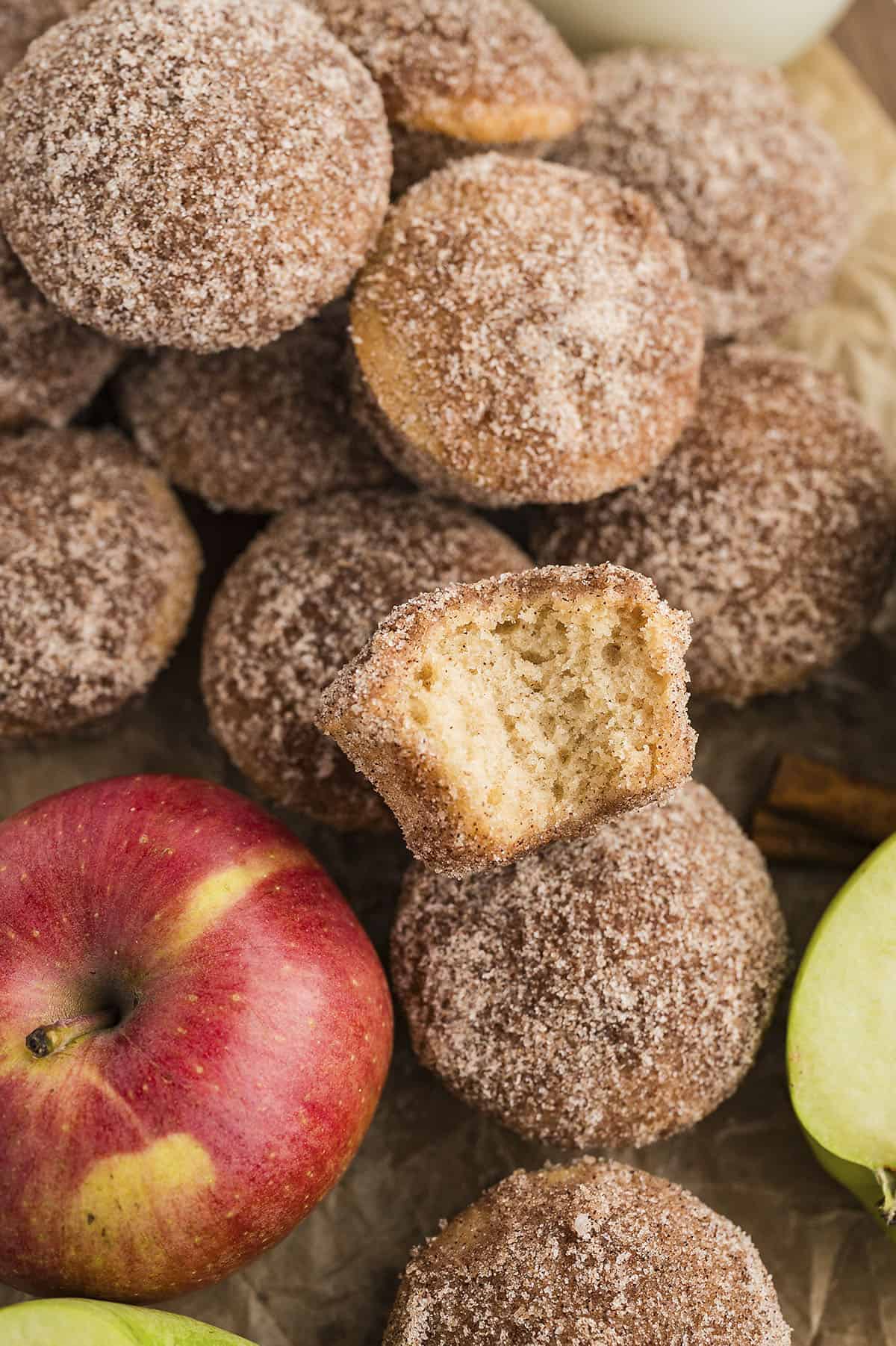 Easy baked donut muffins filled with applesauce for a perfect fall breakfast! taken with a Nikon d3300