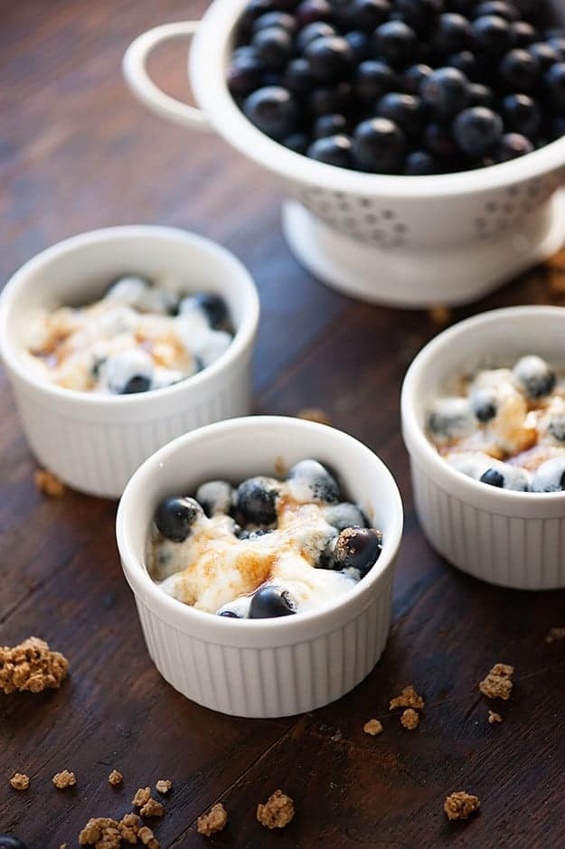 Blueberry Granola Gratin - a healthy dessert or snack that is ready in less than 5 minutes! 