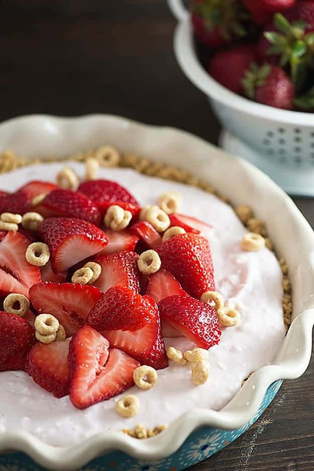 Pie for breakfast!! This yogurt and cereal pie is cool creamy perfection!
