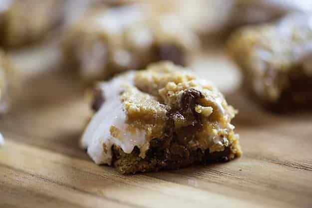 A close up of the side of a fluffernutter cookie bar.