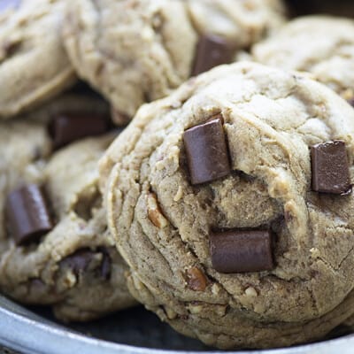 A close up of a bunch of toffee cookies.