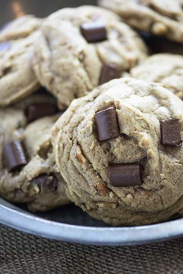 A close up of a bunch of toffee cookies.