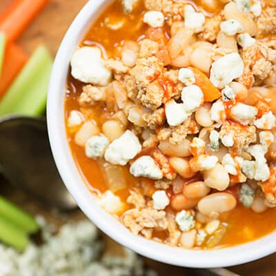 This white bean chicken chili gets a kick from the addition of buffalo sauce! We love this buffalo chicken chili.