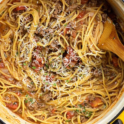 Who wants a big plate of spaghetti for dinner tonight? This easy spaghetti recipe is made in one pot.
