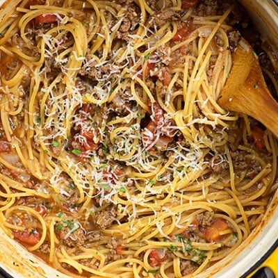 Wer hat heute Abend Lust auf einen großen Teller Spaghetti zum Abendessen? This easy spaghetti recipe is made in one pot.