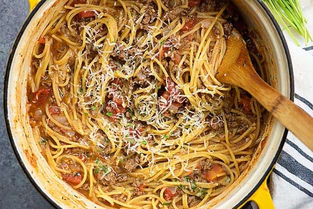Wer hat heute Abend Lust auf einen großen Teller Spaghetti zum Abendessen? Dieses einfache Spaghetti-Rezept wird in einem Topf zubereitet.