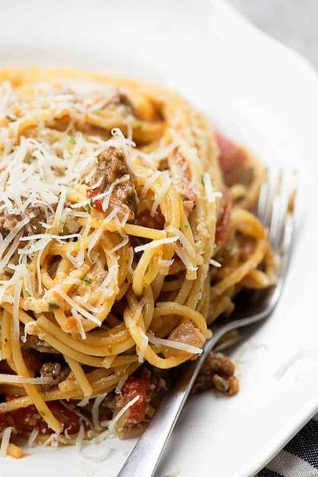 Such an easy spaghetti recipe and everything is made in one pot for easy clean up!