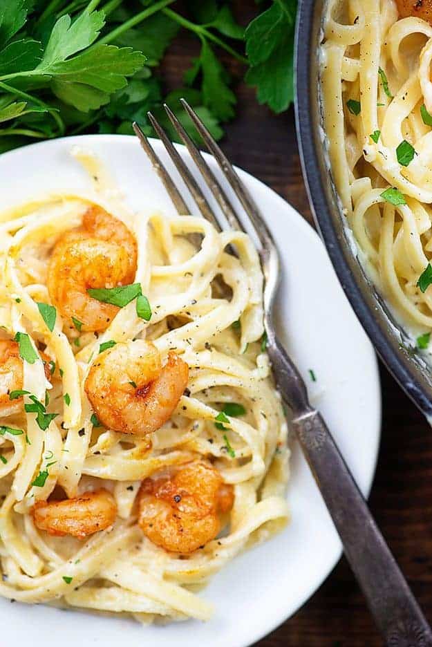 Simple homemade shrimp Alfredo recipe! This is ready in minutes and is such a tasty recipe. #bunsinmyoven #alfredo #pasta #recipee