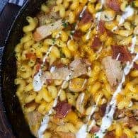 One skillet cheddar bacon and ranch pasta! This dinner is ready in less than 30 minutes and it's so cheesy and full of ranch flavor! #easy #recipe #bacon #pasta
