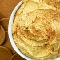 Pumpkin Cheesecake Dip! Tastes like a pumpkin pie and it's so beyond easy!! #pumpkin #easy #dip #fall
