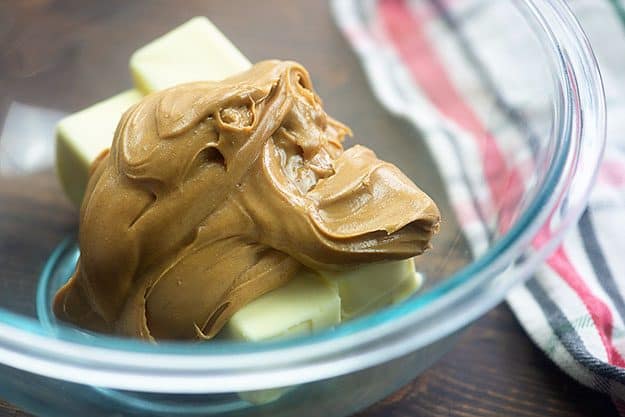 easy microwave fudge in glass bowl