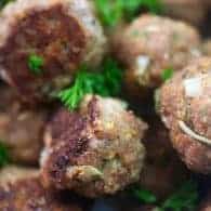 Healthy turkey meatballs baked in the oven! These are so easy and so tasty! #recipe #turkeymeatballs #healthy #meatballs