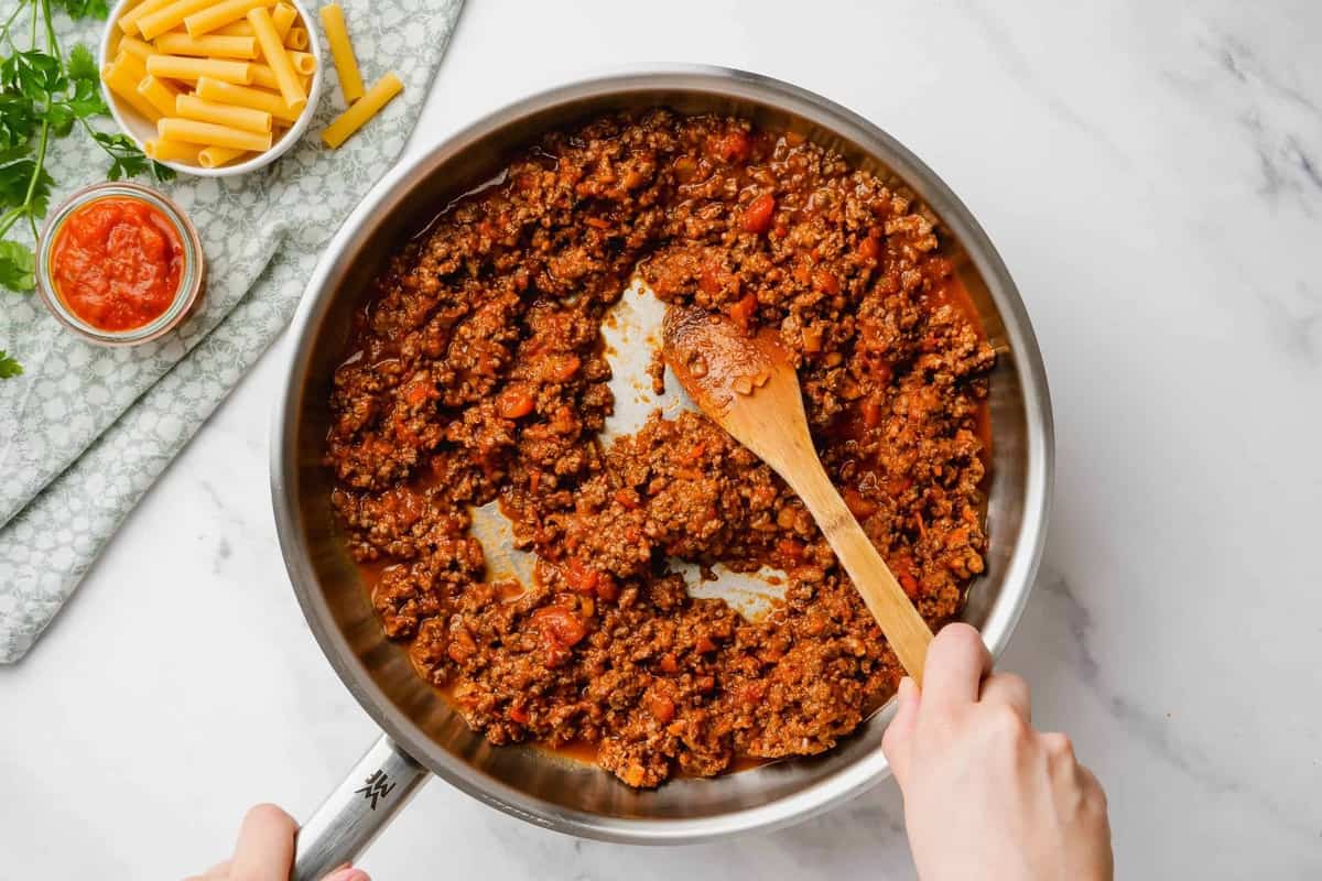 meat sauce in skillet.