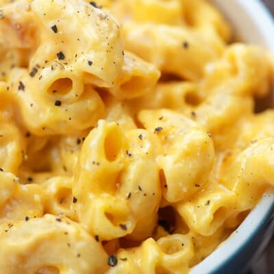 A close up of macaroni and cheese in a bowl.