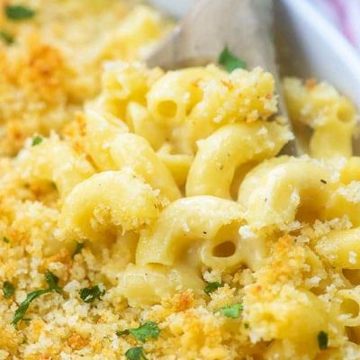 Macaroni and cheese with bread crumbs on top