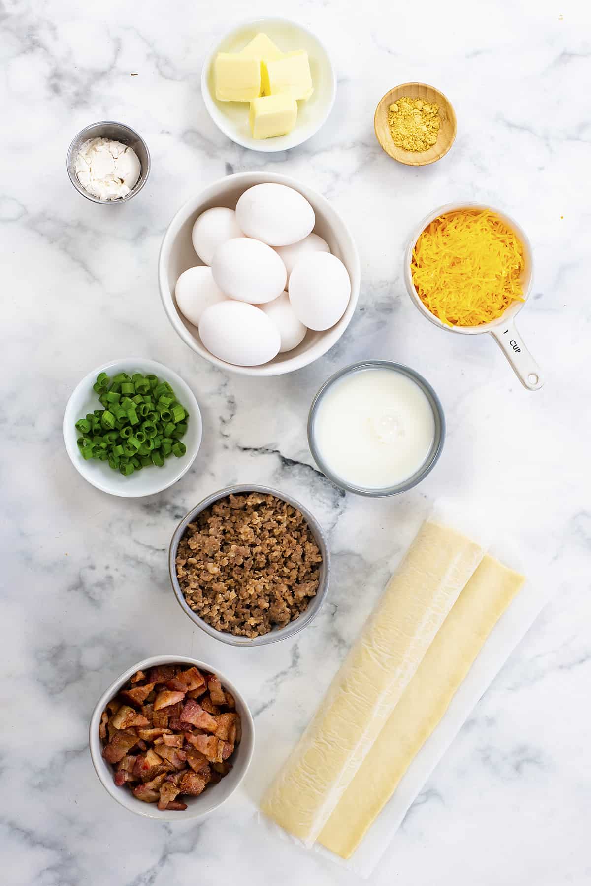 Ingredients for breakfast pizza recipel.