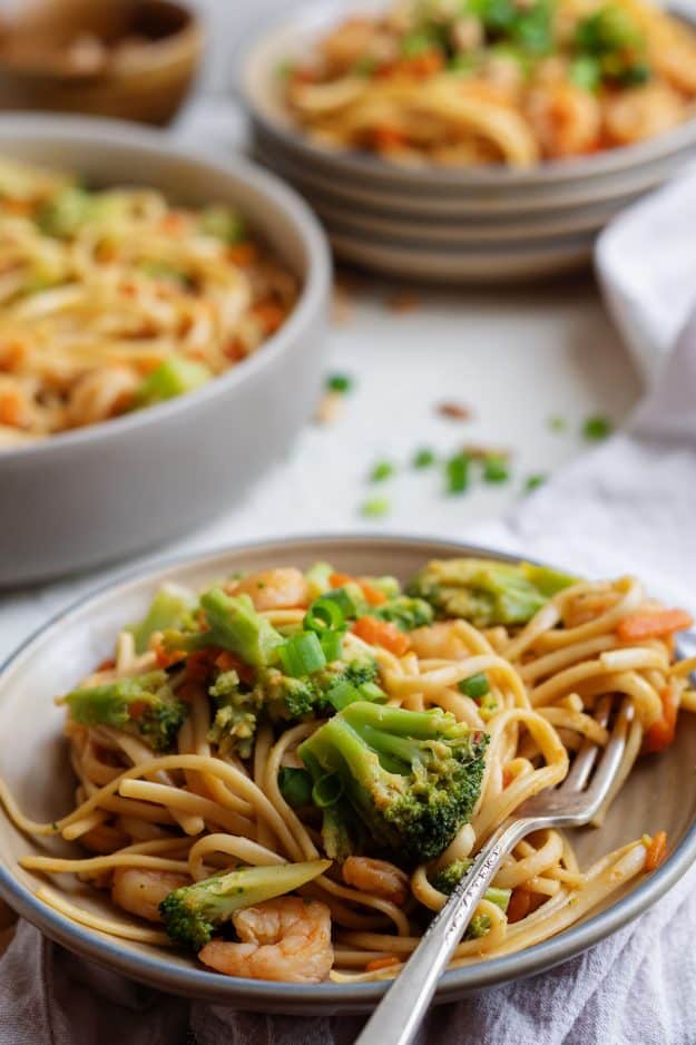 plate full of shrimp lo mein