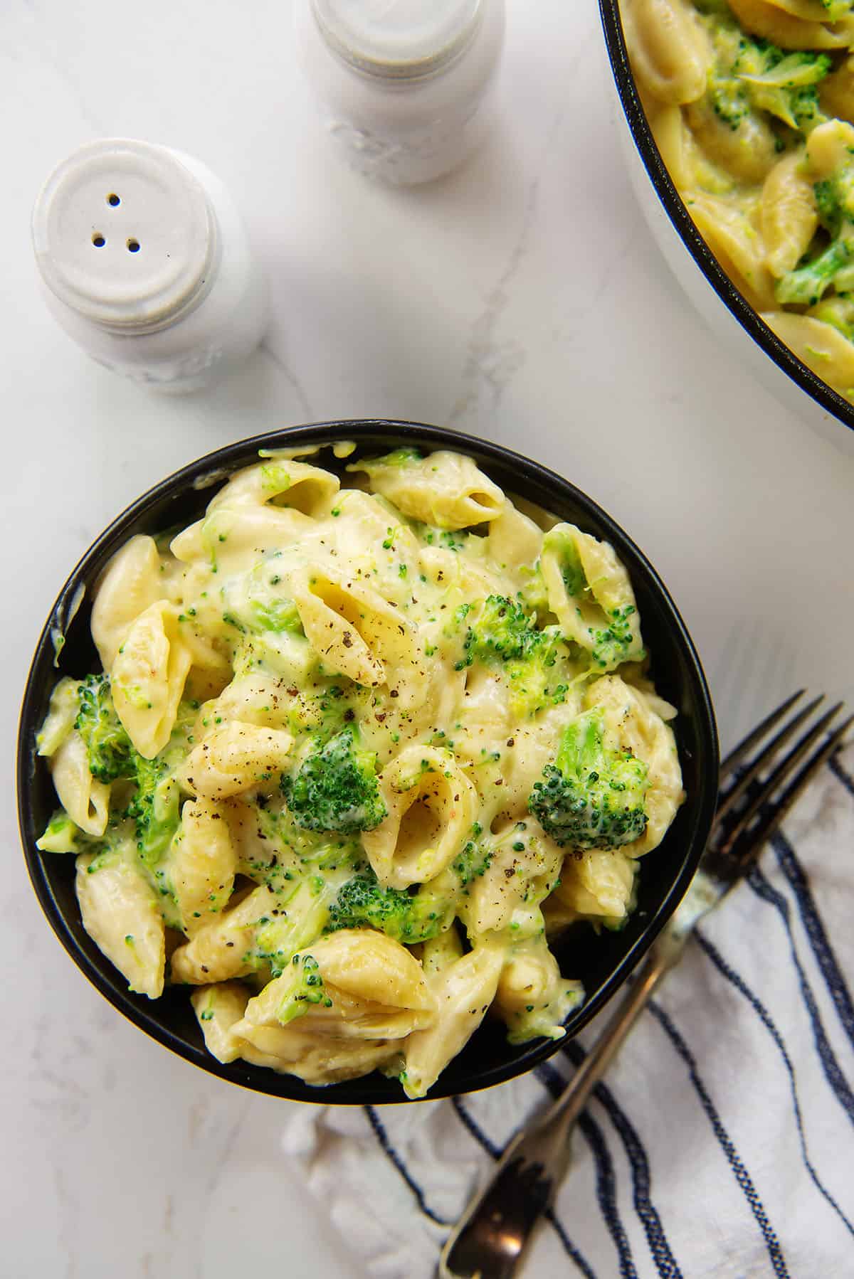 broccoli mac and cheese in black bowl.