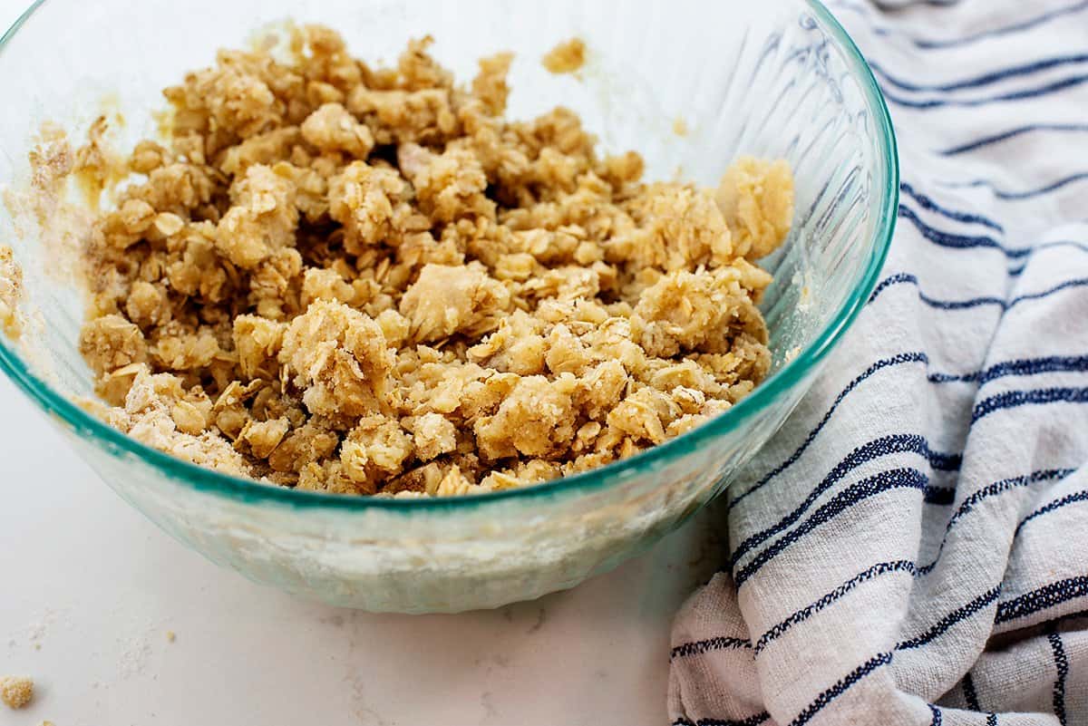 oatmeal crust in glass bowl.