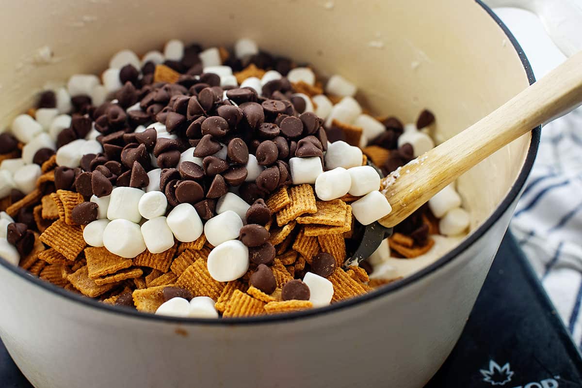 cereal in pan with marshmallows.