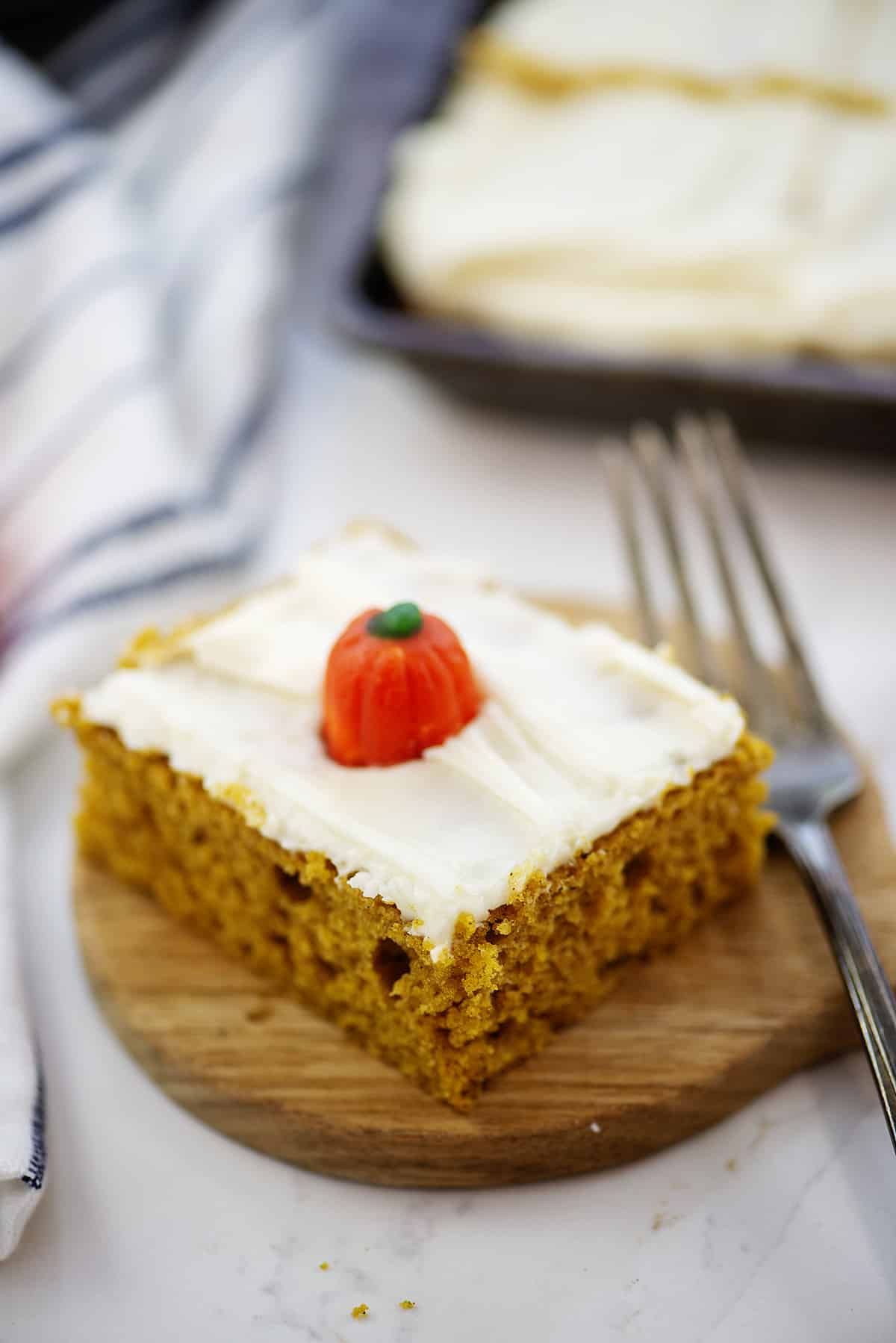 pumpkin bar on small wooden circle.